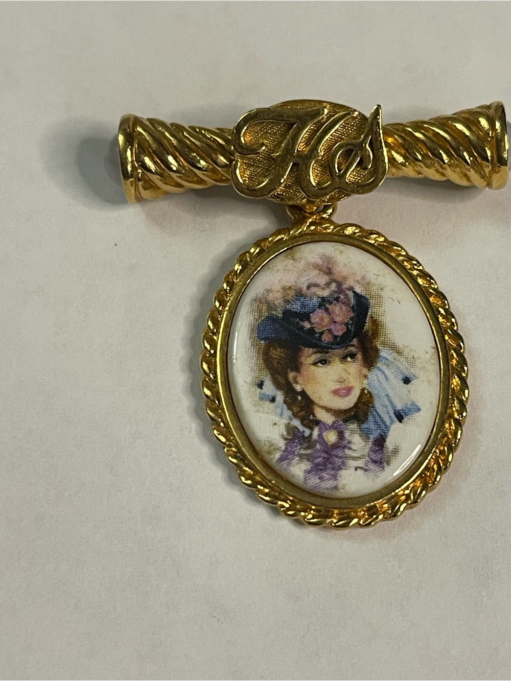 vintage gold-tone Avon President's Club award brooch from 1996-1997